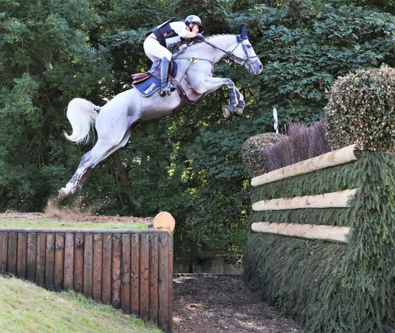 Photo de Thomas Carlile, champion de France de concours complet, sur son cheval Upsilon en train de franchir un obstacle de cross au Blenheim Horse Trials 2016, année de son suivi mensuel en Touch for Health et de son témoignage sur les bienfaits de cette approche
