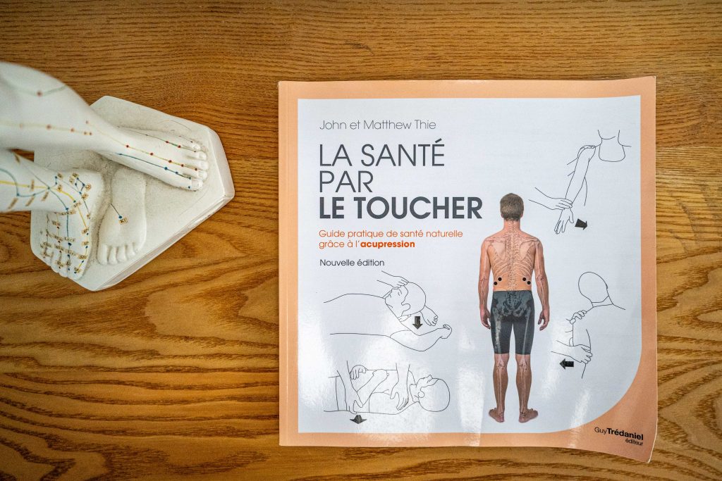 Livre de référence sur le Touch for Health par John et Matthew Thie